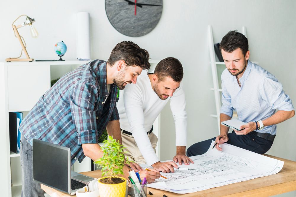 Groupe d'architectes préparant un plan dans un bureau