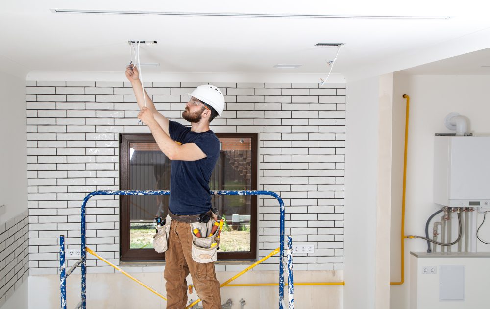 Professionnel en bleu de travail avec des outils sur un chantier