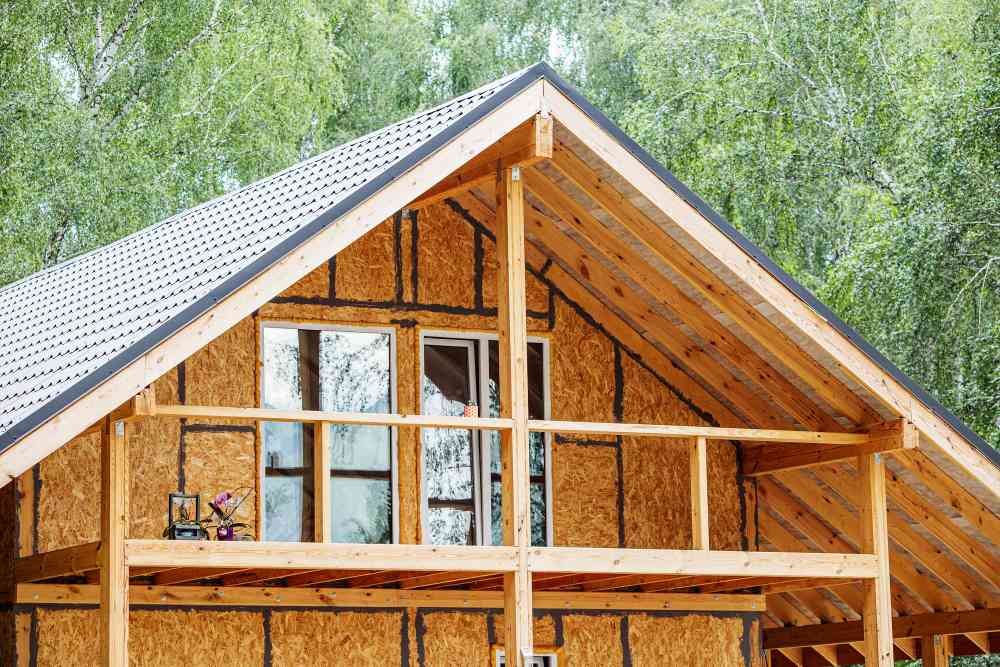 Construction d'un chalet en bois dans la nature