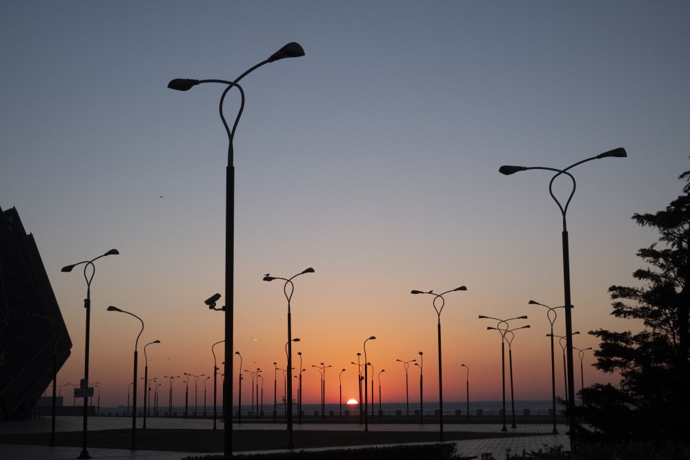 espace publics avec plusieurs lampadaires