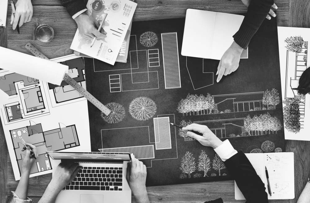 Architectes et designers travaillant au bureau
